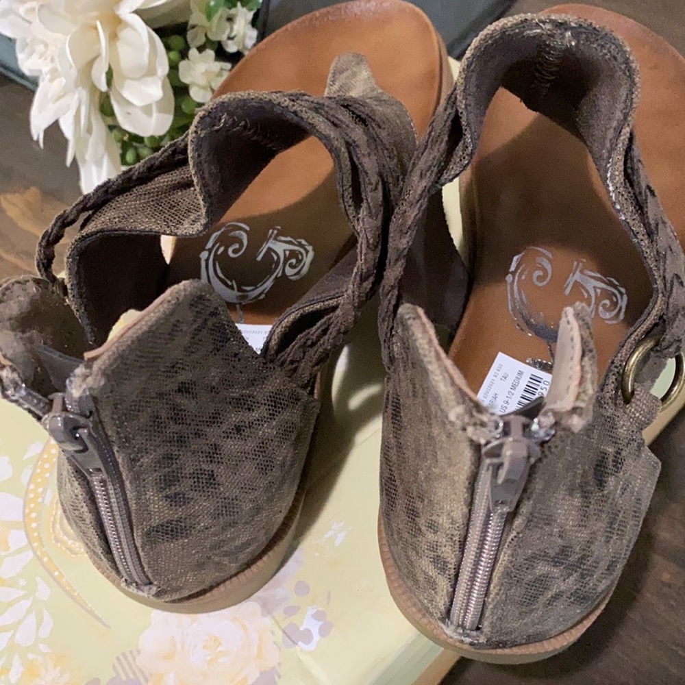 Buckle Brown Leopard Print Sandals - Picture 4 of 8